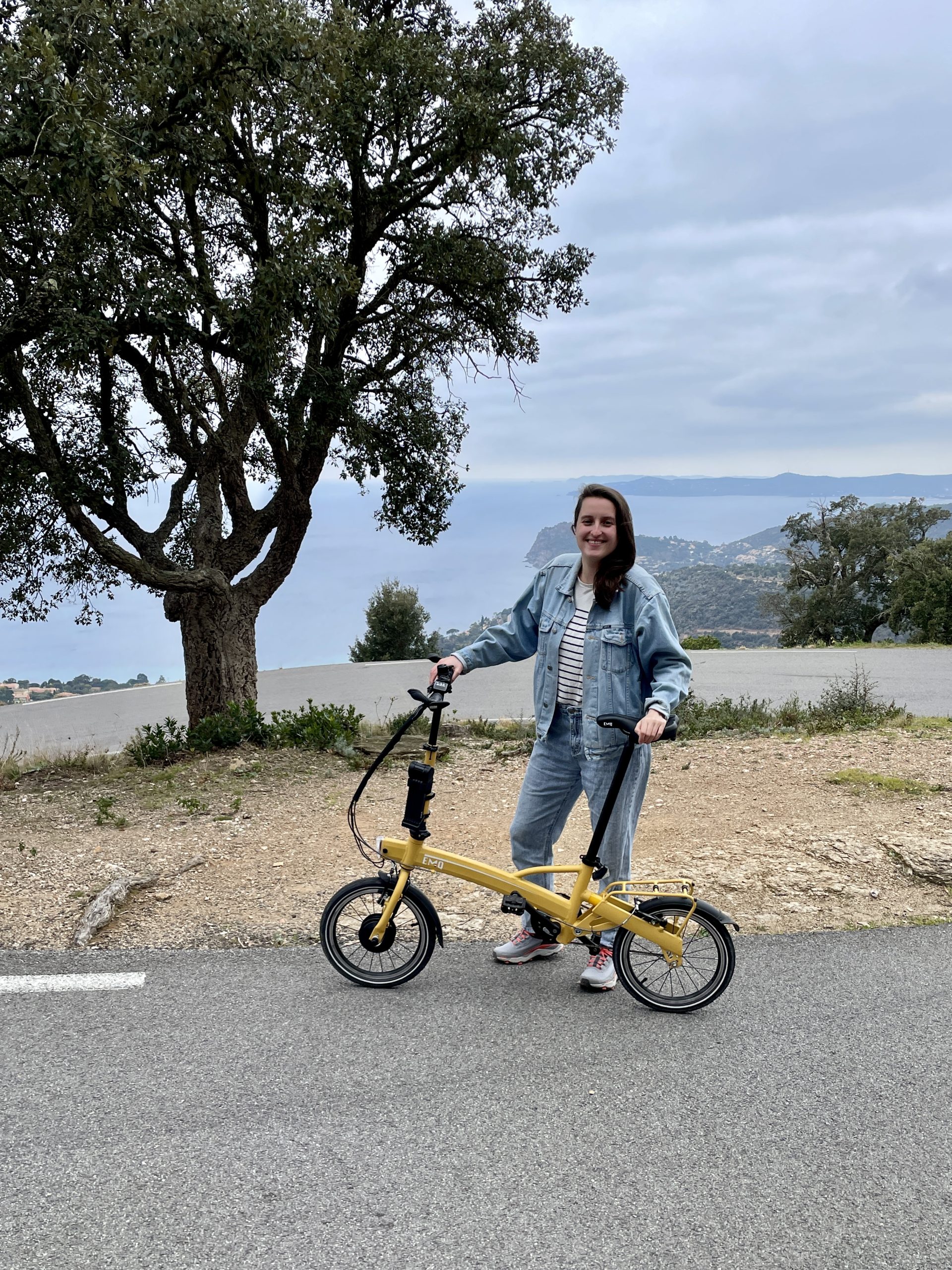 Sara met de elektrische vouwfiets van EMQ